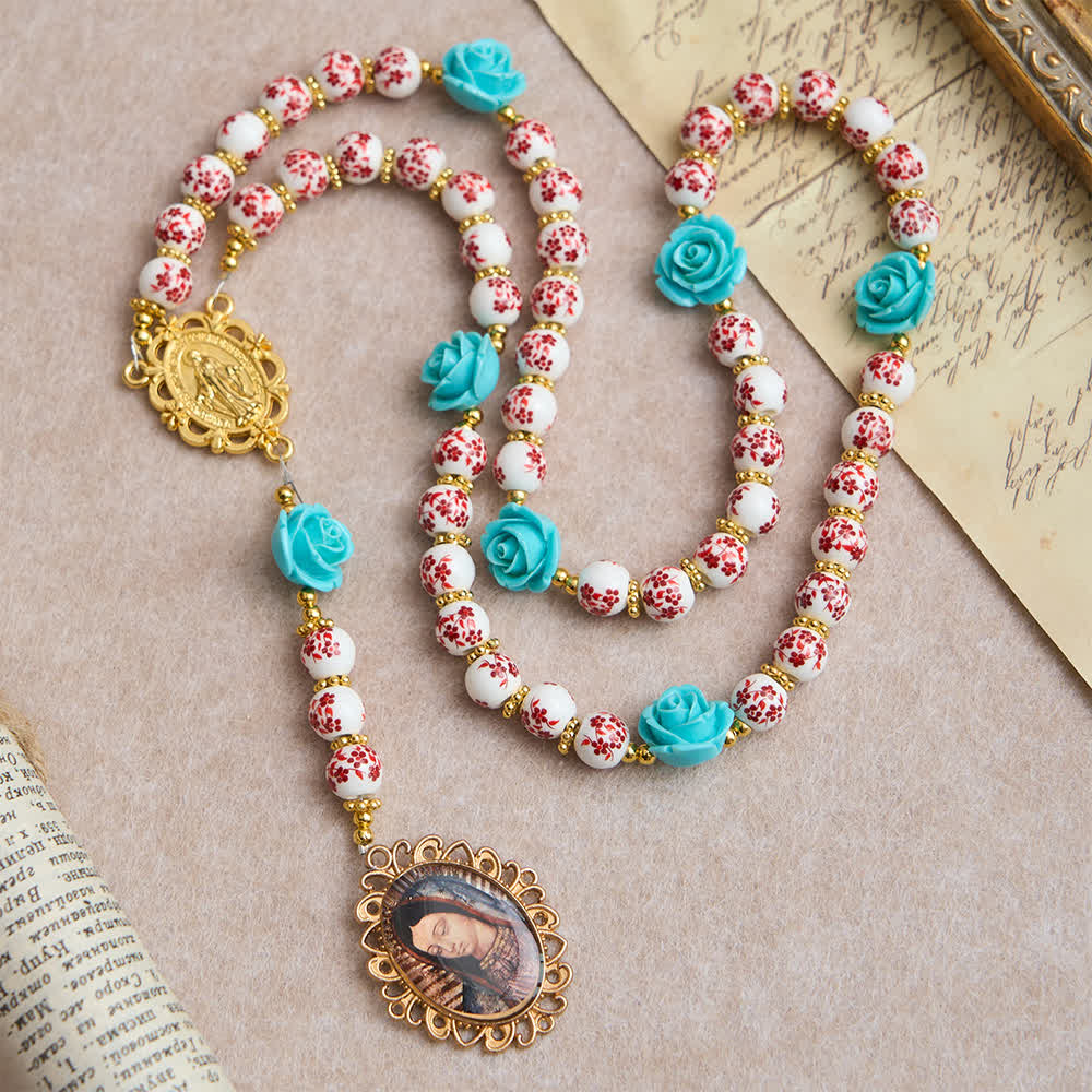 Christianartworkshop Rosenkranz der Sieben Schmerzen mit roter und weißer Keramikperle, türkisfarbener Rose und Marienmedaille - Unsere Liebe Frau und Medaille - image 0