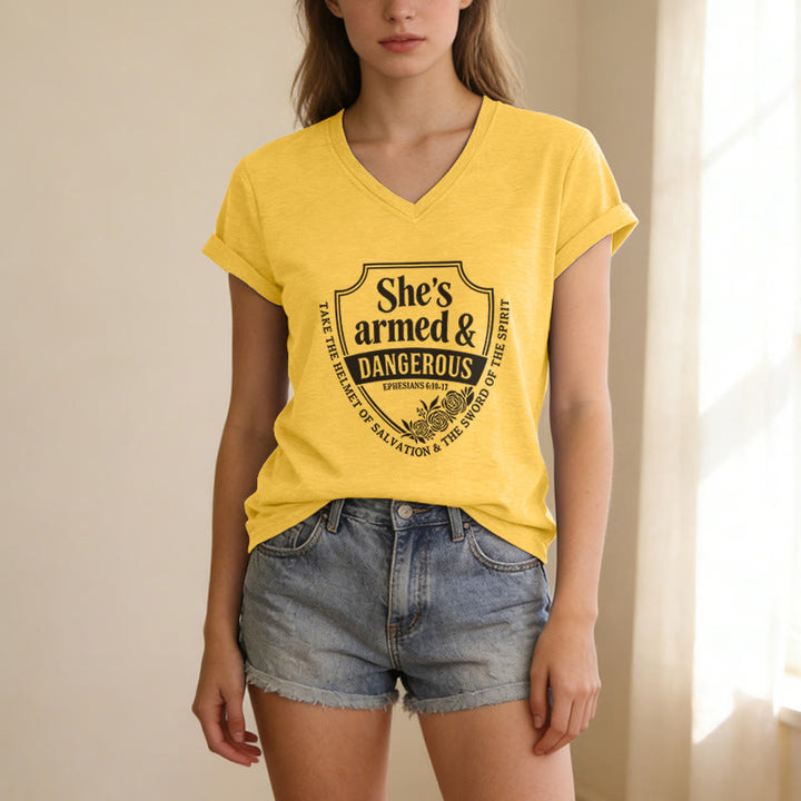 Christianartworkshop Sie ist bewaffnet und gefährlich – Lässiges V-Ausschnitt-T-Shirt - image 9