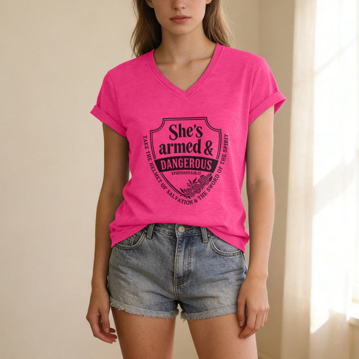 Christianartworkshop Sie ist bewaffnet und gefährlich – Lässiges V-Ausschnitt-T-Shirt - image 25