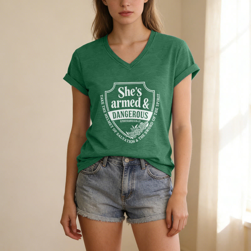 Christianartworkshop Sie ist bewaffnet und gefährlich – Lässiges V-Ausschnitt-T-Shirt - image 17
