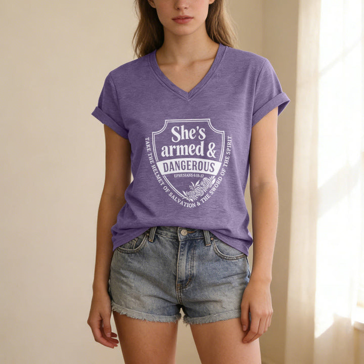 Christianartworkshop Sie ist bewaffnet und gefährlich – Lässiges V-Ausschnitt-T-Shirt - image 1