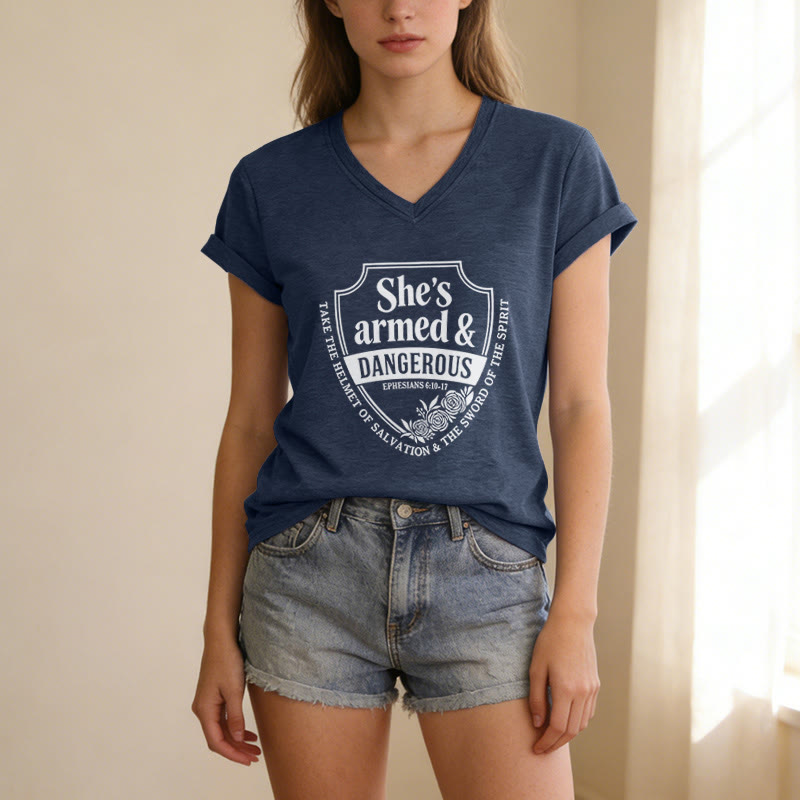 Christianartworkshop Sie ist bewaffnet und gefährlich – Lässiges V-Ausschnitt-T-Shirt - image 19