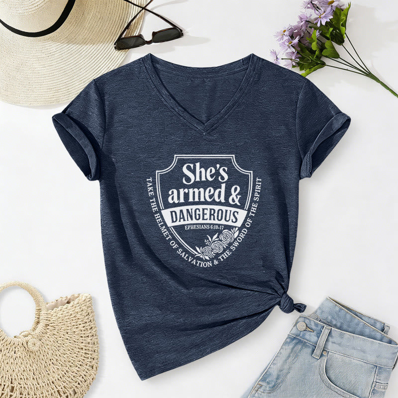 Christianartworkshop Sie ist bewaffnet und gefährlich – Lässiges V-Ausschnitt-T-Shirt - Marineblau - 2XL - image 18