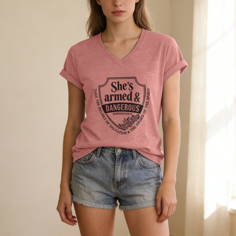 Christianartworkshop Sie ist bewaffnet und gefährlich – Lässiges V-Ausschnitt-T-Shirt - image 13