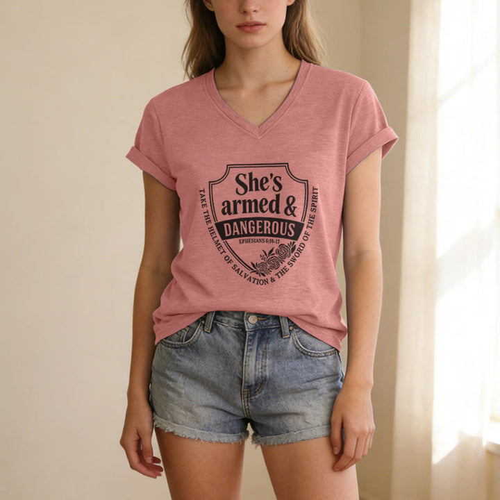 Christianartworkshop Sie ist bewaffnet und gefährlich – Lässiges V-Ausschnitt-T-Shirt - image 13