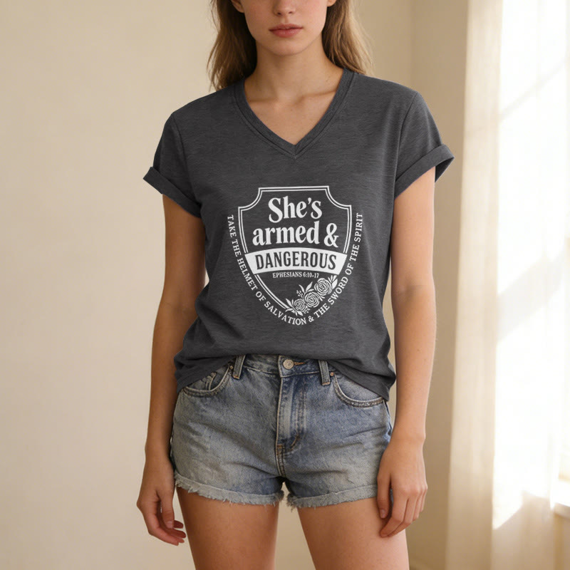 Christianartworkshop Sie ist bewaffnet und gefährlich – Lässiges V-Ausschnitt-T-Shirt - image 21