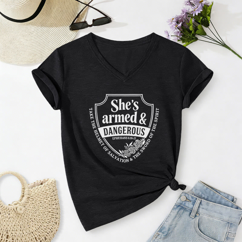 Christianartworkshop Sie ist bewaffnet und gefährlich – Lässiges V-Ausschnitt-T-Shirt - Schwarz - 2XL - image 14