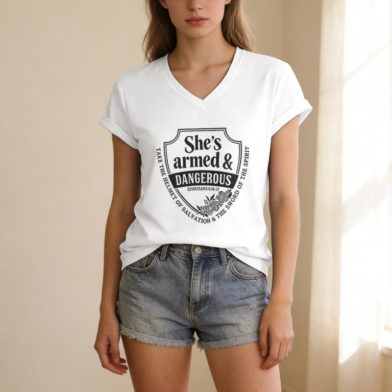 Christianartworkshop Sie ist bewaffnet und gefährlich – Lässiges V-Ausschnitt-T-Shirt - image 5
