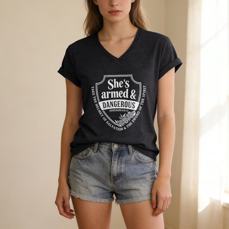 Christianartworkshop Sie ist bewaffnet und gefährlich – Lässiges V-Ausschnitt-T-Shirt - image 15