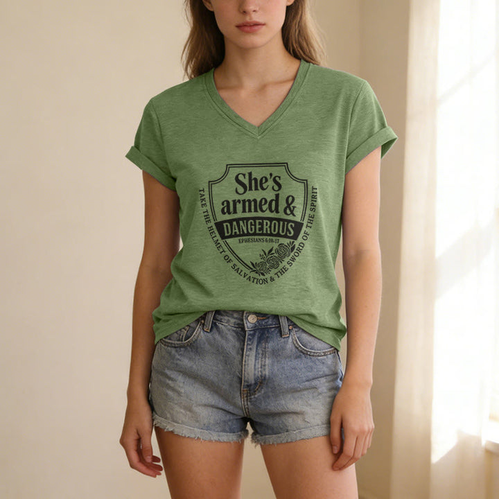 Christianartworkshop Sie ist bewaffnet und gefährlich – Lässiges V-Ausschnitt-T-Shirt - image 3