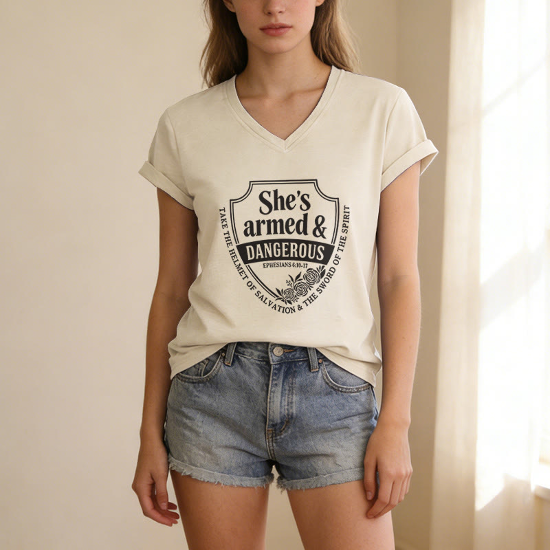 Christianartworkshop Sie ist bewaffnet und gefährlich – Lässiges V-Ausschnitt-T-Shirt - image 7