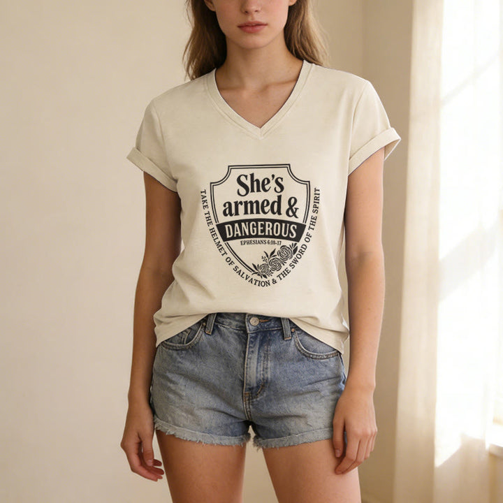 Christianartworkshop Sie ist bewaffnet und gefährlich – Lässiges V-Ausschnitt-T-Shirt - image 7