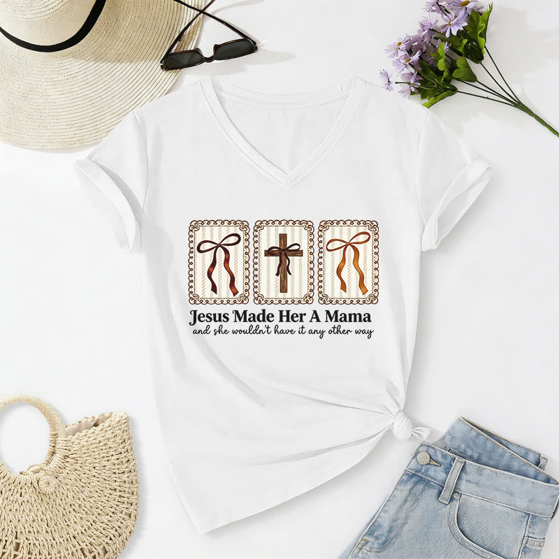 Christianartworkshop Jesus Made Her A Mama Lässiges V-Ausschnitt-T-Shirt - Weiß - 2XL - image 0