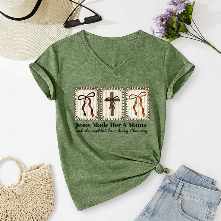 Christianartworkshop Jesus Made Her A Mama Lässiges V-Ausschnitt-T-Shirt - Olivgrün - 2XL - image 2