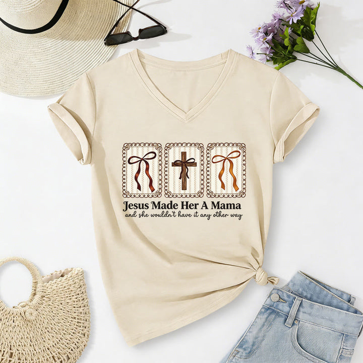 Christianartworkshop Jesus Made Her A Mama Lässiges V-Ausschnitt-T-Shirt - Beige - 2XL - image 4
