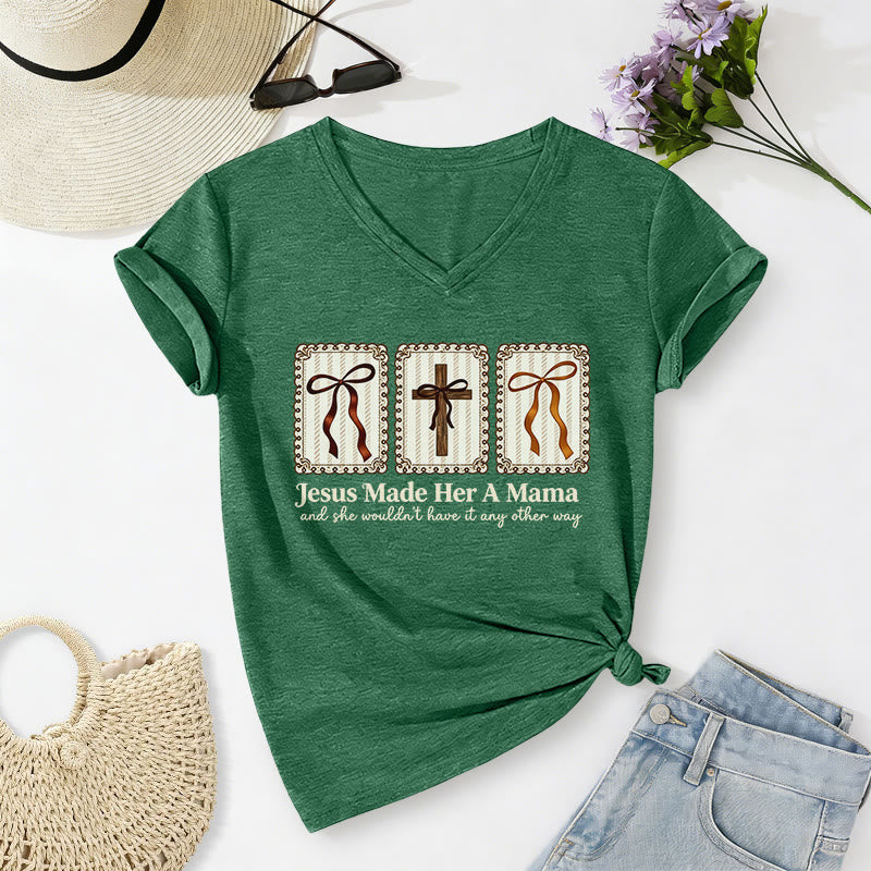Christianartworkshop Jesus Made Her A Mama Lässiges V-Ausschnitt-T-Shirt - Dunkelgrün - 2XL - image 14