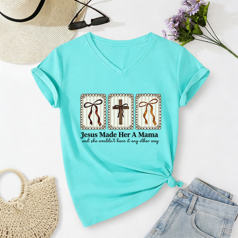 Christianartworkshop Jesus Made Her A Mama Lässiges V-Ausschnitt-T-Shirt - Himmelblau - 2XL - image 8