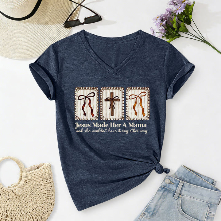 Christianartworkshop Jesus Made Her A Mama Lässiges V-Ausschnitt-T-Shirt - Marineblau - 2XL - image 18