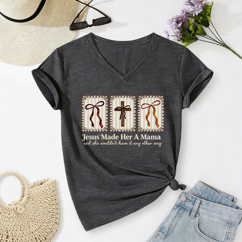Christianartworkshop Jesus Made Her A Mama Lässiges V-Ausschnitt-T-Shirt - Dunkelgrau - 2XL - image 20