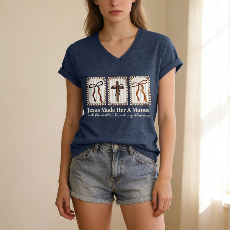 Christianartworkshop Jesus Made Her A Mama Lässiges V-Ausschnitt-T-Shirt - image 19