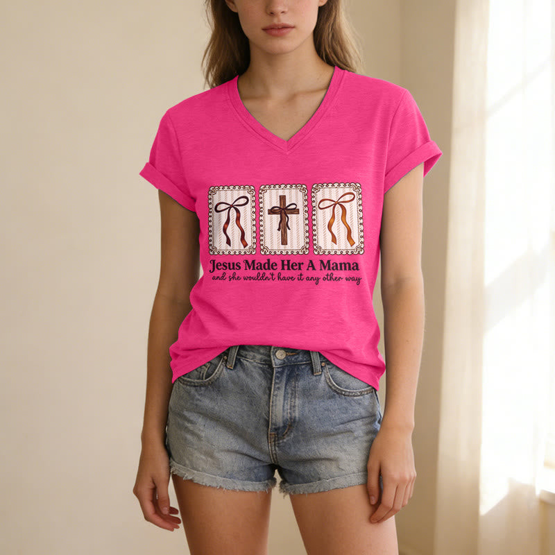 Christianartworkshop Jesus Made Her A Mama Lässiges V-Ausschnitt-T-Shirt - image 25