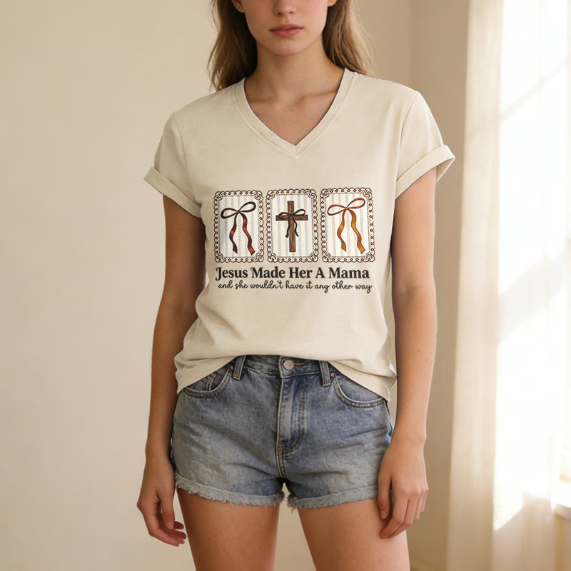 Christianartworkshop Jesus Made Her A Mama Lässiges V-Ausschnitt-T-Shirt - image 5