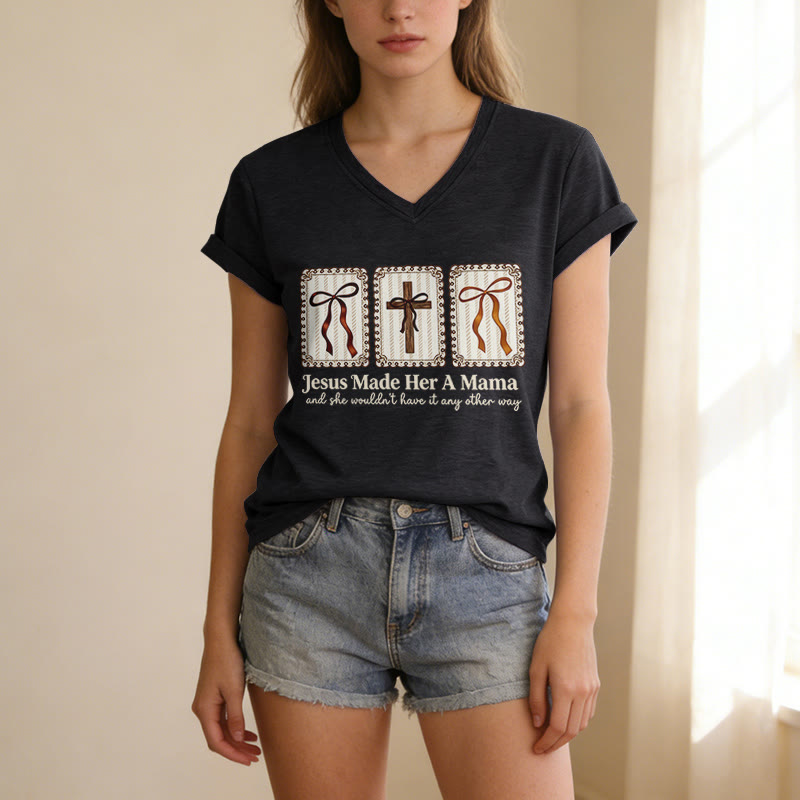 Christianartworkshop Jesus Made Her A Mama Lässiges V-Ausschnitt-T-Shirt - image 13