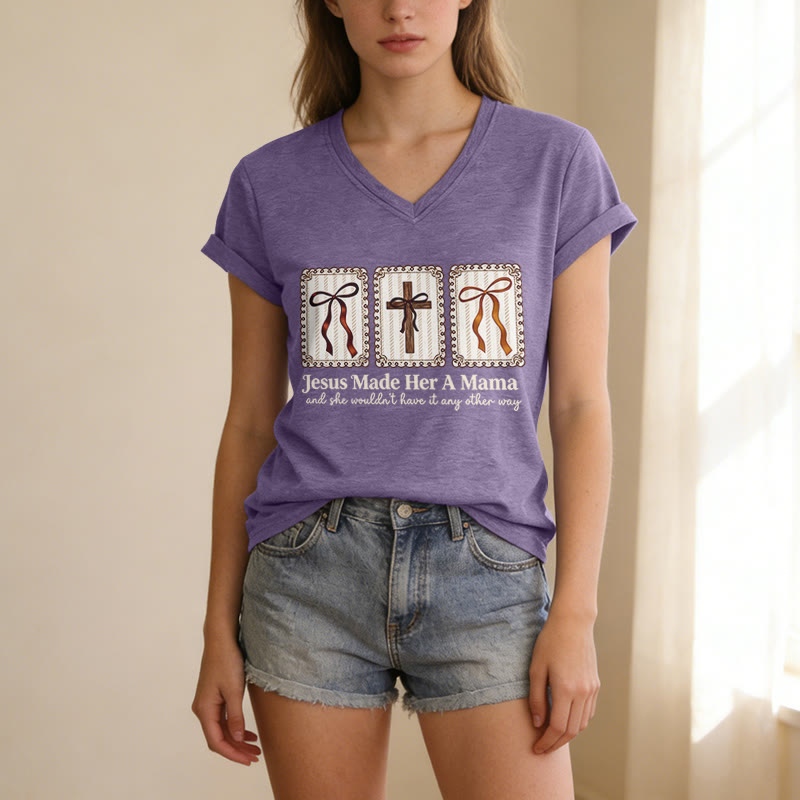 Christianartworkshop Jesus Made Her A Mama Lässiges V-Ausschnitt-T-Shirt - image 17
