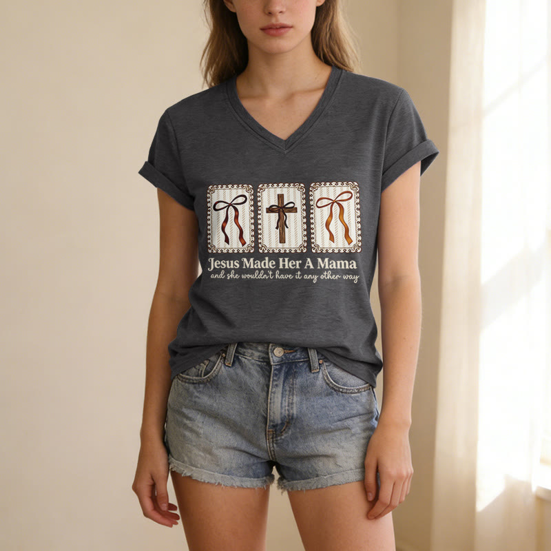 Christianartworkshop Jesus Made Her A Mama Lässiges V-Ausschnitt-T-Shirt - image 21