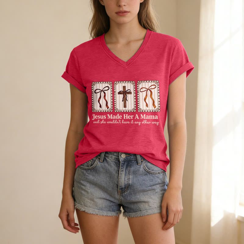 Christianartworkshop Jesus Made Her A Mama Lässiges V-Ausschnitt-T-Shirt - image 23
