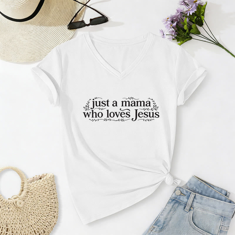 Christianartworkshop Lässiges V-Ausschnitt-T-Shirt „Just A Mama Who Loves Jesus“ - Weiß - 2XL - image 4