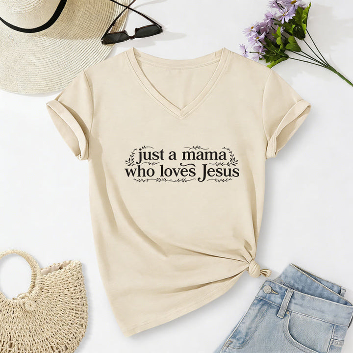 Christianartworkshop Lässiges V-Ausschnitt-T-Shirt „Just A Mama Who Loves Jesus“ - Beige - 2XL - image 6