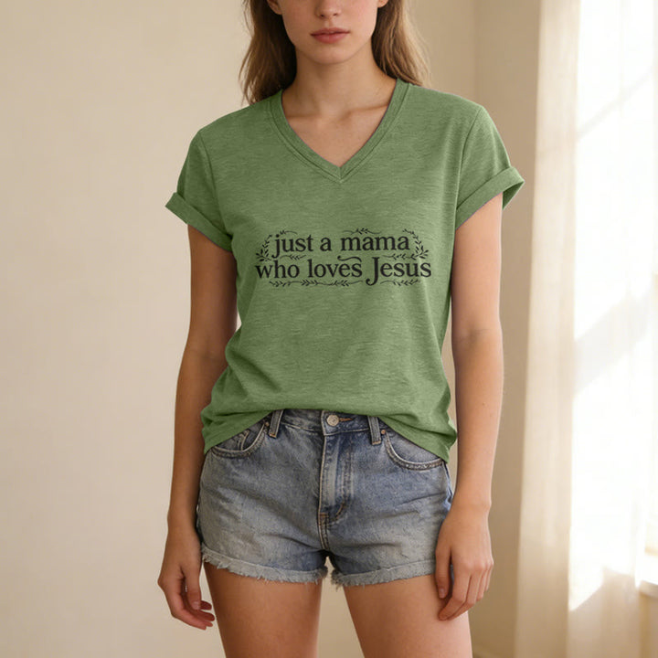 Christianartworkshop Lässiges V-Ausschnitt-T-Shirt „Just A Mama Who Loves Jesus“ - image 3