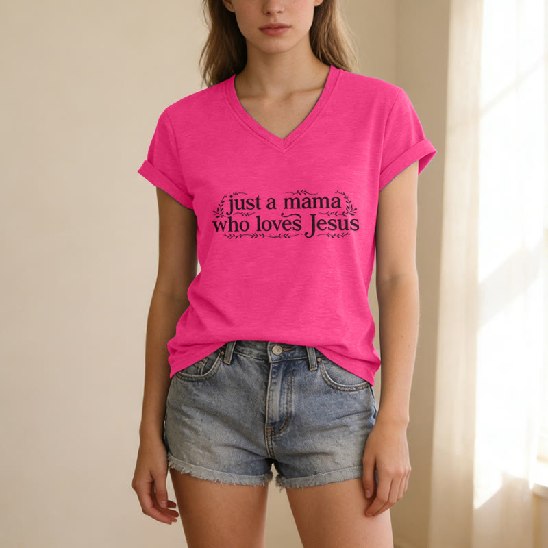 Christianartworkshop Lässiges V-Ausschnitt-T-Shirt „Just A Mama Who Loves Jesus“ - image 25
