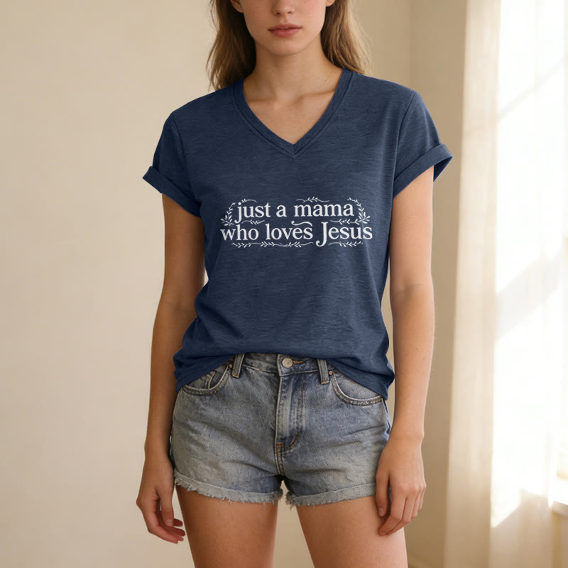 Christianartworkshop Lässiges V-Ausschnitt-T-Shirt „Just A Mama Who Loves Jesus“ - image 19