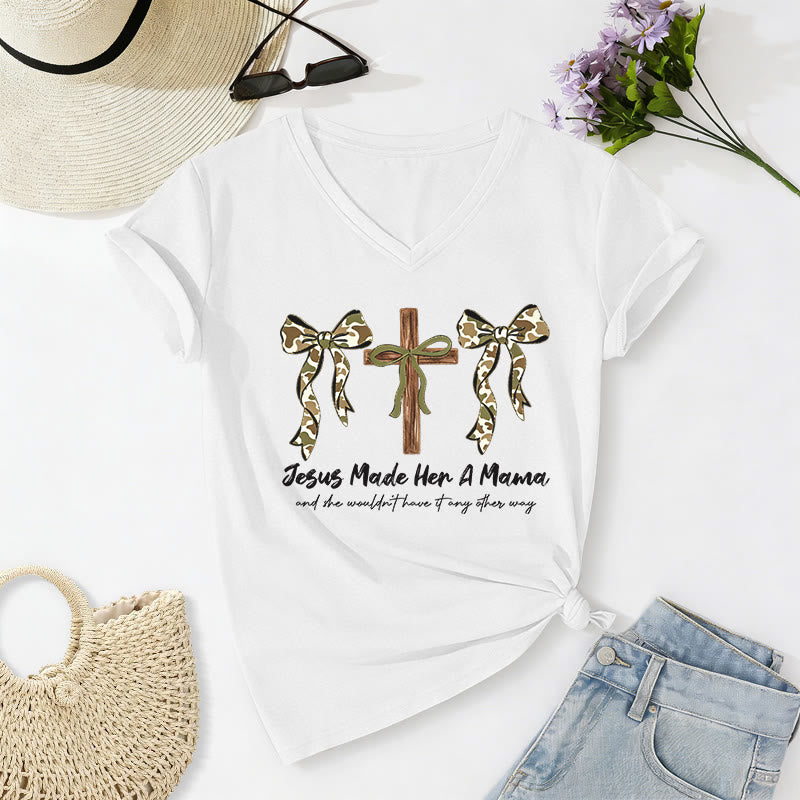 Christianartworkshop Jesus hat sie zur Mutter gemacht und sie würde es nicht anders wollen. Lässiges T-Shirt mit V-Ausschnitt. - Weiß - 2XL - image 4