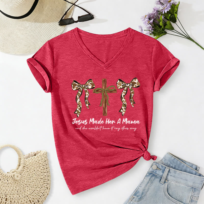Christianartworkshop Jesus hat sie zur Mutter gemacht und sie würde es nicht anders wollen. Lässiges T-Shirt mit V-Ausschnitt. - Rot - 2XL - image 22