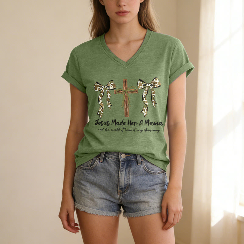 Christianartworkshop Jesus hat sie zur Mutter gemacht und sie würde es nicht anders wollen. Lässiges T-Shirt mit V-Ausschnitt. - image 3