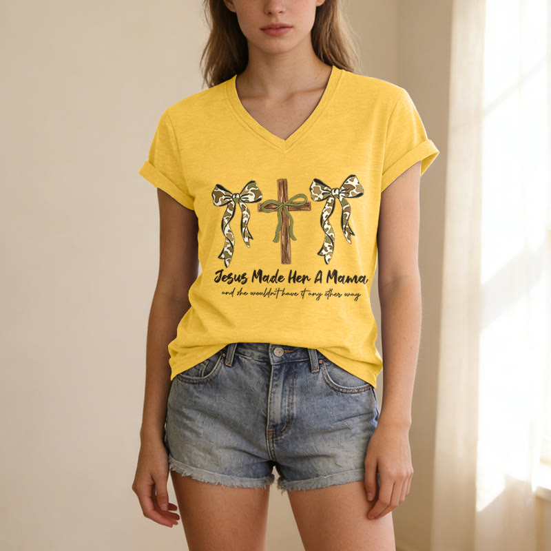 Christianartworkshop Jesus hat sie zur Mutter gemacht und sie würde es nicht anders wollen. Lässiges T-Shirt mit V-Ausschnitt. - image 9
