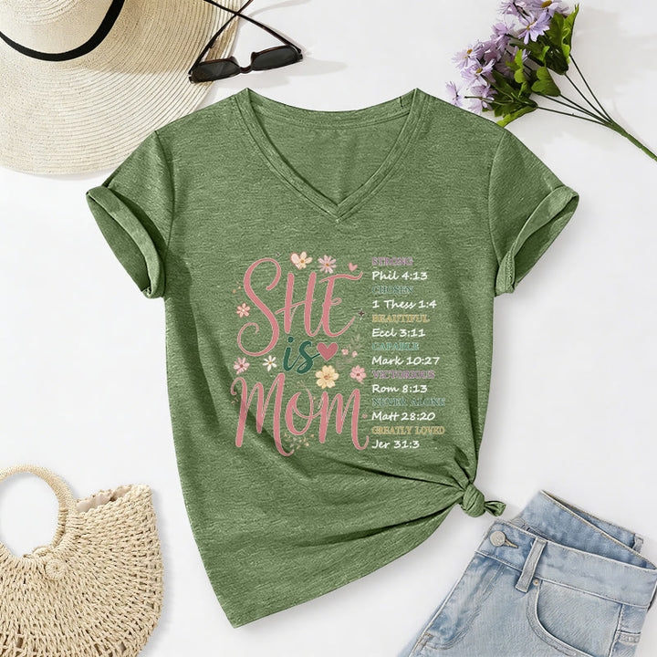 Christianartworkshop SHE Is MOM Lässiges V-Ausschnitt-T-Shirt - Olivgrün - 2XL - image 2
