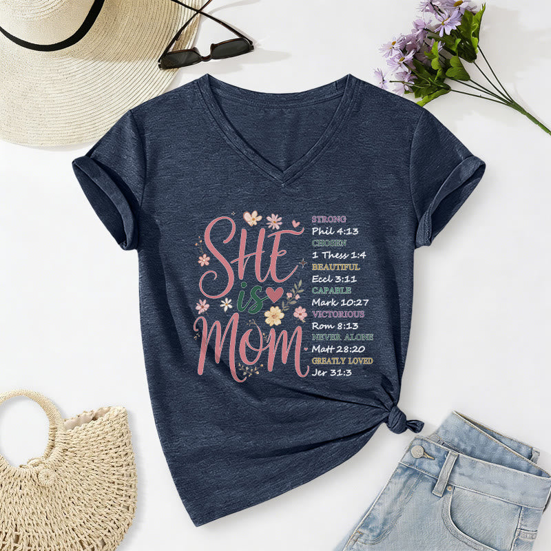 Christianartworkshop SHE Is MOM Lässiges V-Ausschnitt-T-Shirt - Marineblau - 2XL - image 18