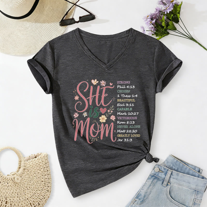 Christianartworkshop SHE Is MOM Lässiges V-Ausschnitt-T-Shirt - Dunkelgrau - 2XL - image 20