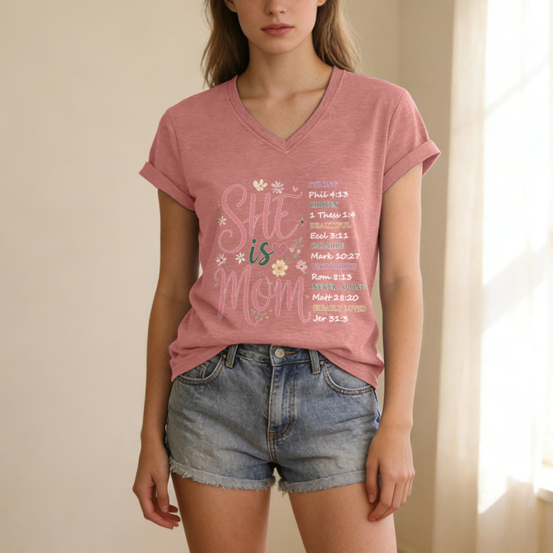 Christianartworkshop SHE Is MOM Lässiges V-Ausschnitt-T-Shirt - image 11