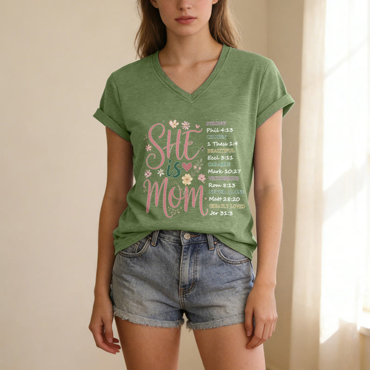 Christianartworkshop SHE Is MOM Lässiges V-Ausschnitt-T-Shirt - image 3