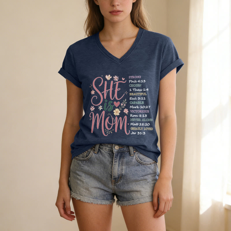 Christianartworkshop SHE Is MOM Lässiges V-Ausschnitt-T-Shirt - image 19