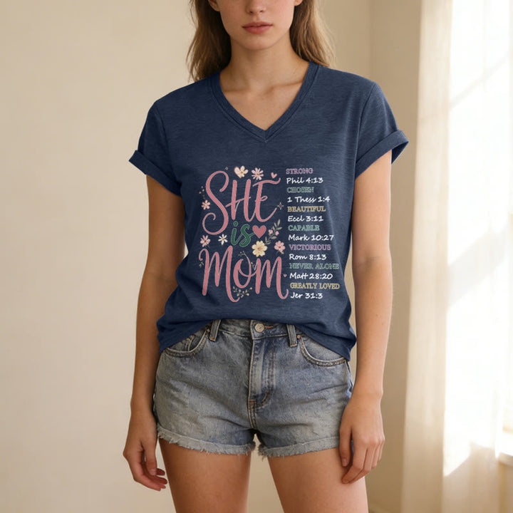 Christianartworkshop SHE Is MOM Lässiges V-Ausschnitt-T-Shirt - image 19