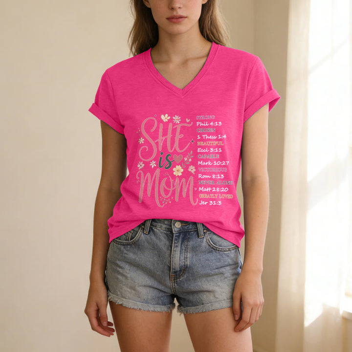 Christianartworkshop SHE Is MOM Lässiges V-Ausschnitt-T-Shirt - image 25