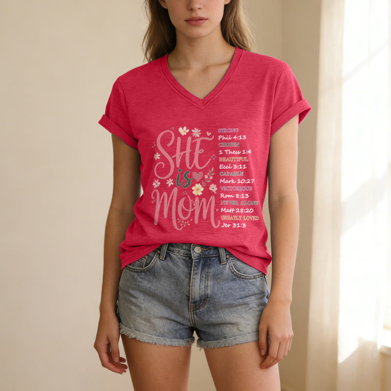 Christianartworkshop SHE Is MOM Lässiges V-Ausschnitt-T-Shirt - image 23