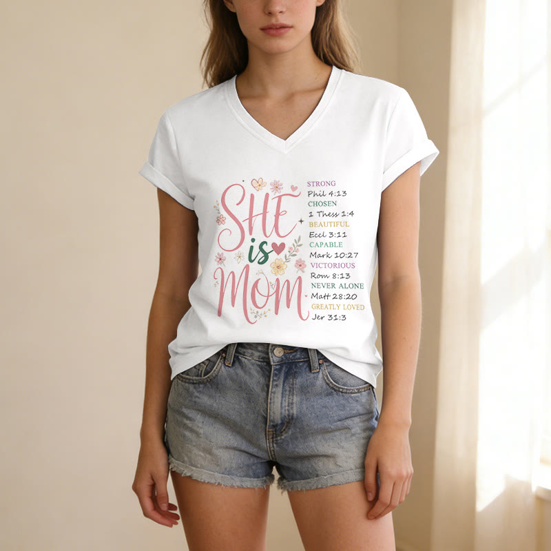 Christianartworkshop SHE Is MOM Lässiges V-Ausschnitt-T-Shirt - image 5