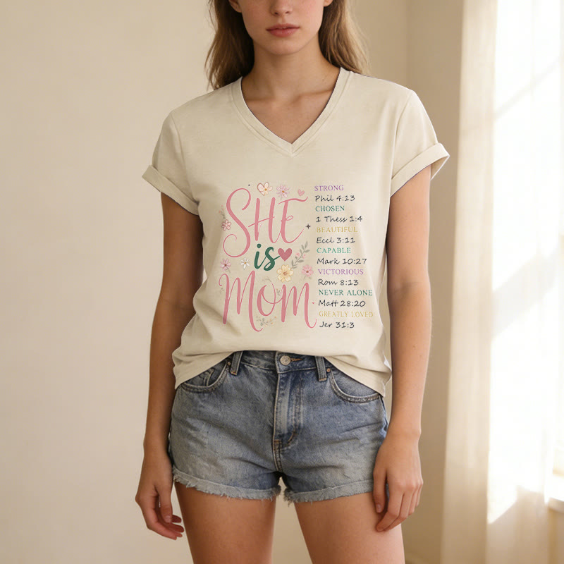 Christianartworkshop SHE Is MOM Lässiges V-Ausschnitt-T-Shirt - image 1